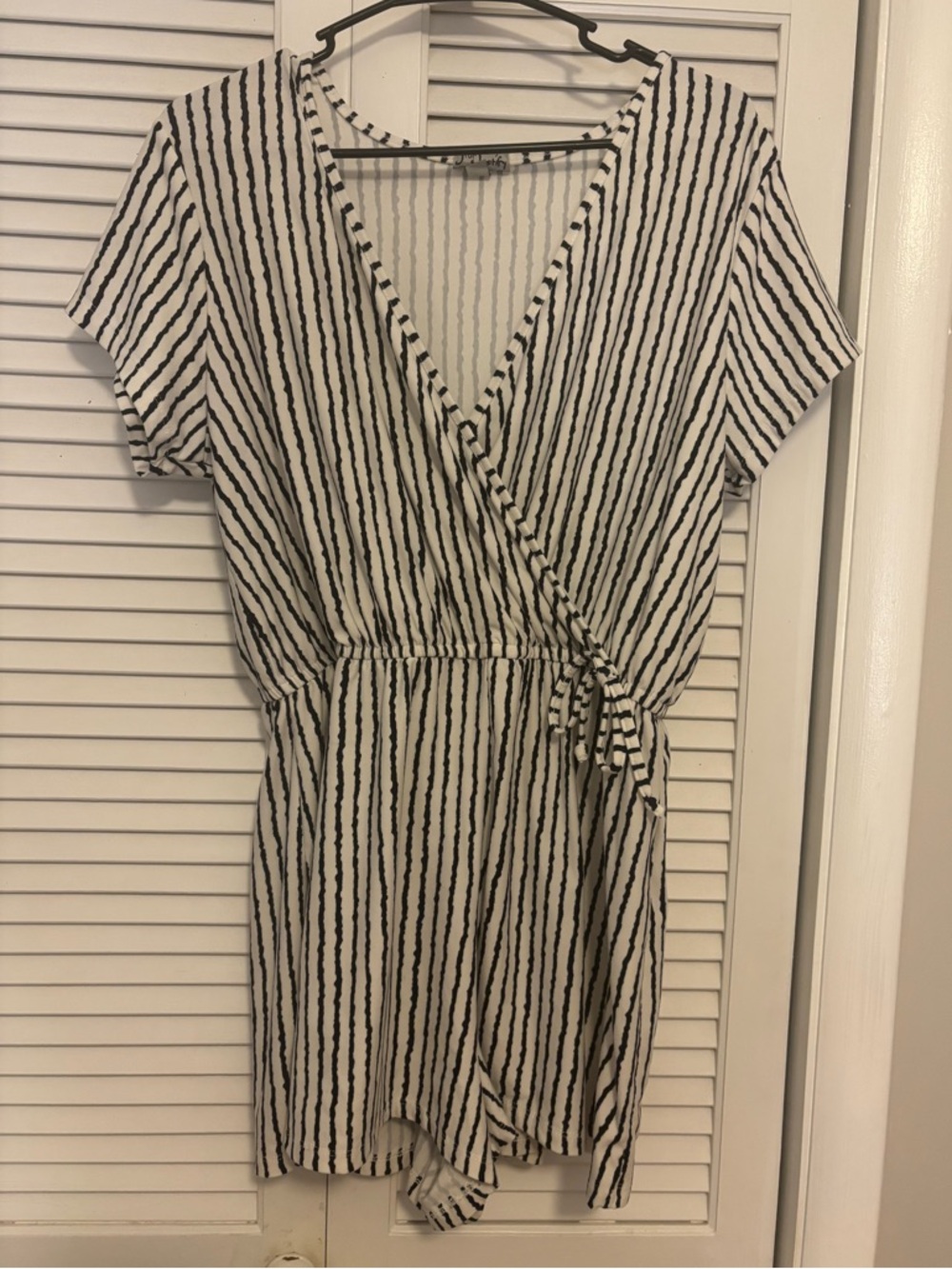 White & Navy Striped Romper Wrap Style Tie Waist Short Sleeve Size XL